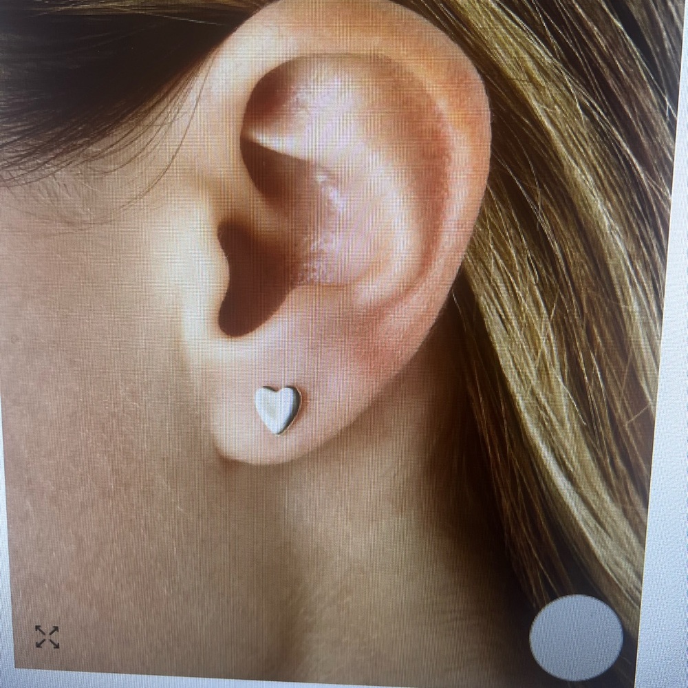 RH Macy and Co 14k gold heart earrings